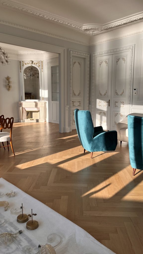 Salon aux boiseries et moulures restaurées