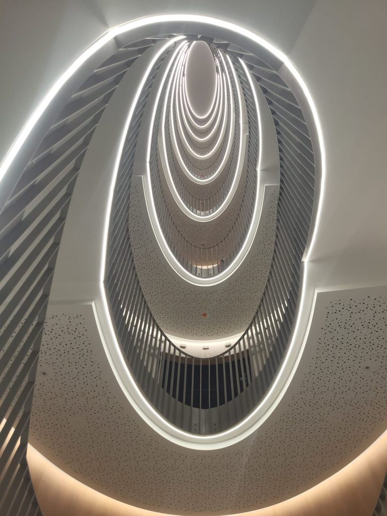 Escalier lumineux et plafonds en staff