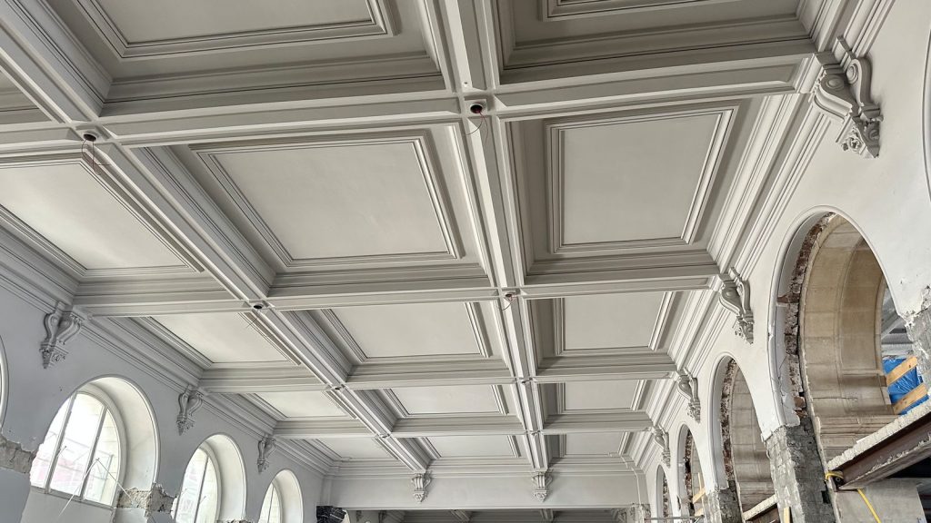 Staff — Plafond à caissons